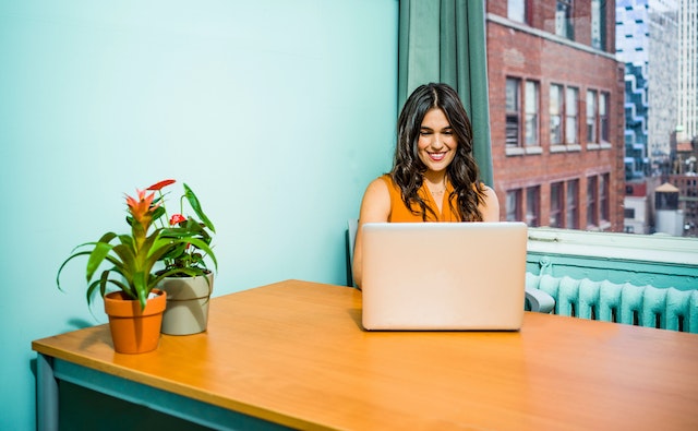 Women using laptop - What is Migration to the Cloud?